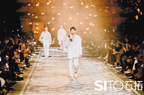 2018春夏男裝周秀場(chǎng)遇“冷” 展會(huì)切“熱” 年輕化娛樂(lè)化持續(xù)