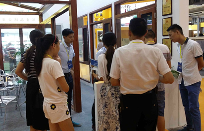 那么在展會現(xiàn)場我們應(yīng)該注意什么？
